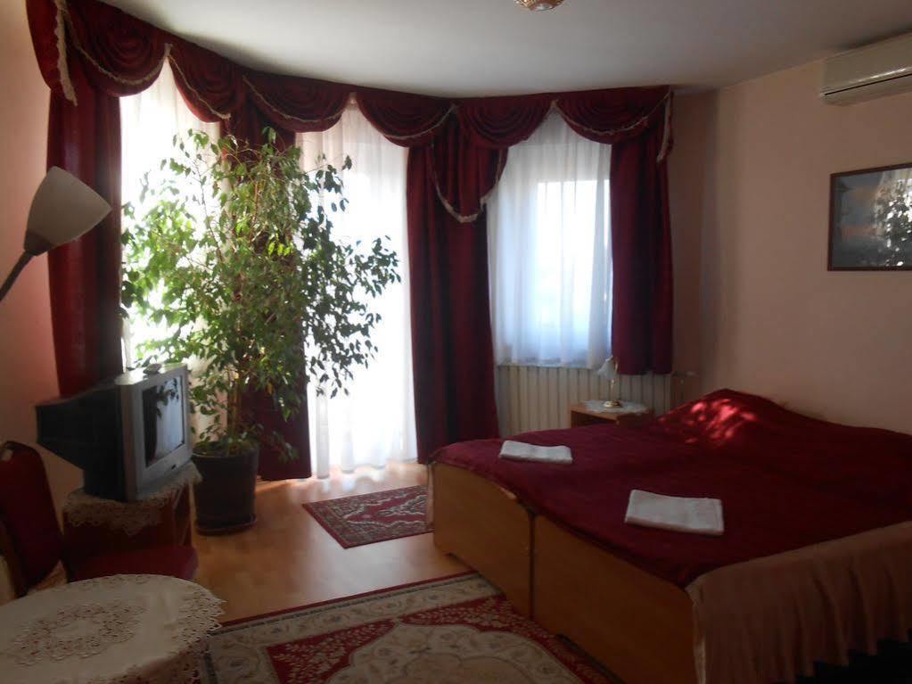 Bed and Breakfast Kalman Panzio Сегед Экстерьер фото